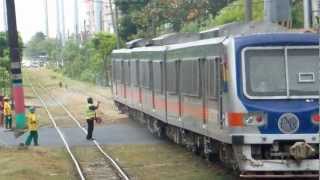 Philippinen 2013 überraschter Schrankenwärter am Bahnhof Pasay Road [upl. by Winchester280]