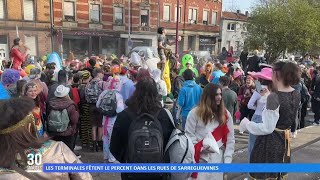 Les Terminales fêtent le Percent dans les rues de Sarreguemines [upl. by Takken]