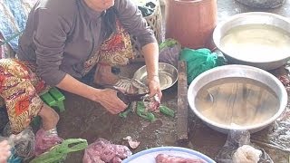 How to kill a Frog in Can Thao Mekong Delta Market Vietnam HD [upl. by Priebe]