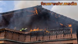 Dachstuhlbrand bei tropischen Temperaturen fordert die Feuerwehr [upl. by Stempson]