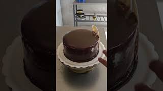 Como decorar un pastel bañado con ganache y decorado con frutas [upl. by Pembroke]