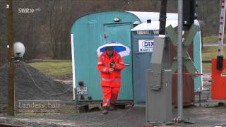 In Walldürn wird die Bahnschranke noch von Hand betrieben [upl. by Yedarb769]