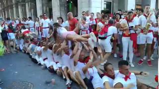 Fêtes de Bayonne 2018  un quotPaquitoquot improvisé place de la mairie [upl. by Kenwrick]