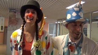 Clown in corsia quando in ospedale mi scappa da ridere [upl. by Oahc239]