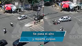 Motociclista se pasa el alto y se enoja porque automovilista lo atropella [upl. by Wardieu719]