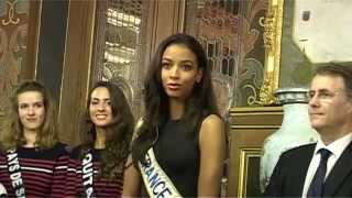 Arrivée à Orléans des 33 candidates pour lélection de Miss France 2015 [upl. by Giarla]