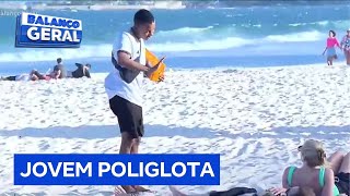 Jovem ambulante poliglota faz sucesso em Copacabana RJ [upl. by Samuella745]