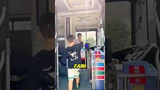 Ce garçon nourrit sa mère chaque jour dans le bus 🚌 [upl. by Atalie]