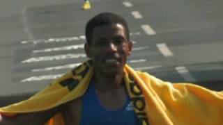 Haile Gebrselassie in the finish  real BERLINMARATHON 2009 [upl. by Ahcas]