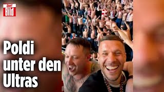 MegaAktion Podolski feiert im Fanblock mit den ZabrzeUltras  Viral daneben [upl. by Hutt]