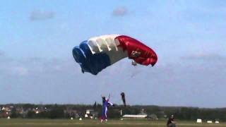 Parachutistes au Meeting Aérien de LENSBÉNIFONTAINE le 16092012 HD720p [upl. by Etnaik]