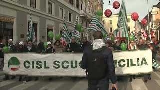 Roma migliaia in piazza con i sindacati tra loro anche imprenditori [upl. by Oinotnaesoj269]