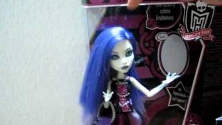 Monster High Spectra Vondergeist Shool´s Out Todschick Basic Doll Review [upl. by Jule]