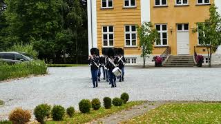 Die Königliche Garde  Den Kongelige Livgarde  in Gravenstein Gråsten auf dem Weg zur Wachablösung [upl. by Gratianna49]