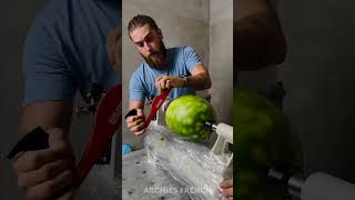 Partie 1 Folies avec une pastèque  Peuton faire une boule de bowling avec une pastèque  🍉 [upl. by Yelahc826]