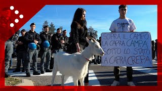 Orte agricoltori tentano blocco casello autostradale polizia li dissuade [upl. by Anyrtak247]