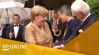 Festspiele in Bayreuth Merkel trotzt in Bronze dem herbstlichem Wetter [upl. by Cassie942]