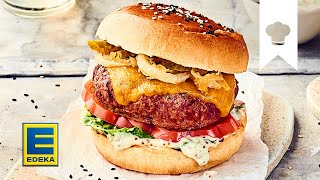 Cheeseburger Rezept  Burger vom Grill mit Cheddar amp gebackenen Zwiebelringen  EDEKA [upl. by Hak]