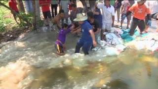 Thai floods threaten Bangkok [upl. by Adalbert]