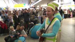 Start meivakantie met entertainment op Schiphol [upl. by Isidore634]