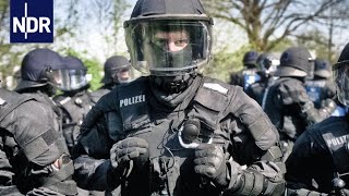 Alltag bei der Polizei Von Demos Hooligans und Beschimpfungen  7 Tage  NDR Doku [upl. by Nidorf955]