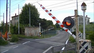 Spoorwegovergang Lucca I  Railroad crossing  Passaggio a livello [upl. by Frederique]