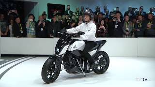 Honda muestra una Moto con auto equilibrio [upl. by Hrutkay571]