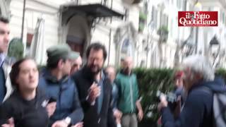 Torino ragazza trascinata dai poliziotti e caricata su blindato Manifestanti quotLasciatelaquot [upl. by Kimmy]