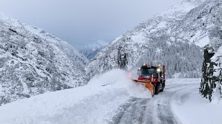 UNIMOG  DER WINTERDIENSTPROFI IM EINSATZ AM GRIMSELPASS [upl. by Gilligan650]