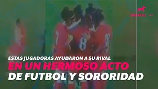 Jugadoras de fútbol cubren a musulmana que perdió su hijab [upl. by Kidd104]