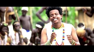 Asne Abate  Tri Triቲሪ ቲሪ  New Ethiopian Music 2017Official Video [upl. by Esela]