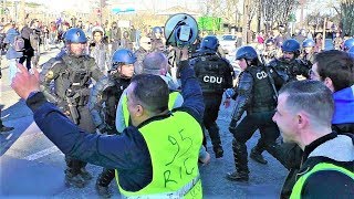 Tensions sur le Pont de lAlma lors du passage des Gilets jaunes  Acte 15  23 février 2019 [upl. by Ralyks]