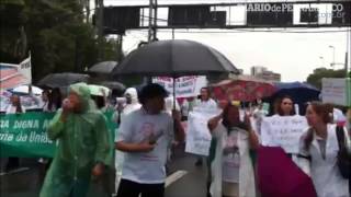 Em protesto médicos fecham Agamenon Magalhães [upl. by Uah121]