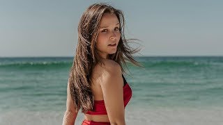 Larissa Manoela completa 18 anos e sensualiza de biquíni na praia [upl. by Nhguaval859]