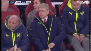 Arsenal VS PSG Arsene Wenger with another problem with his jacket 23112011 [upl. by Buiron]