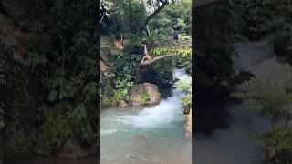 Clavadista en el Parque Nacional de Uruapan [upl. by Kiley]