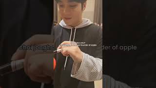 Jongho signing an apple cause why not ateez jongho choijongho ateeztour atiny applejongho [upl. by Sello]