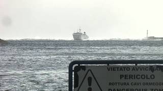 Larrivo della nave Caremar Driade nel porto di Napoli il 29 nov 2012 [upl. by Ignacius42]