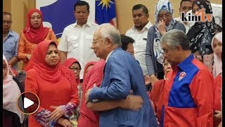 Najib letak jawatan presiden Umno pengerusi BN [upl. by Tahp360]