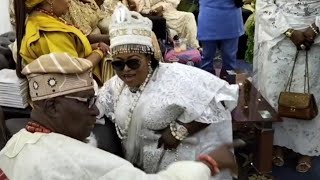 SEE MOMENT IYALAJE TOYIN KOLADE HUMBLY KNEES TO GREET OONI OF IFE FATHER AT HIS 80TH BIRTHDAY PARTY [upl. by Onivla]