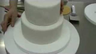 Cómo hacer una tarta de fondant de dos pisos Como montar una torta de dos alturas [upl. by Anileme]