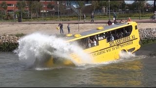 Amfibiebus  Busboot rijdt het water in [upl. by Earehc219]