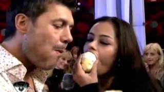 Showmatch 2011  Marcelo Tinelli comió la naranja de Larissa Riquelme [upl. by Aissatsan]