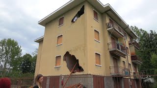 Maltempo a Seregno sventrata la facciata di una palazzina [upl. by Dachia]