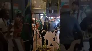 Arrivée des lions indomptables à leur hôtel à Abidjan [upl. by Artair]