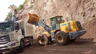 skilled payloader Loading Mudrock into Dumptruck [upl. by Abdul]