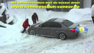 Mit Schneeschuhen wäre man besser drann Lustig Auto im Schnee [upl. by Lamrouex38]