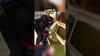 Ha dimenticato il portafoglio in metropolitana quindi ha fatto così ❤️ stories curiosità [upl. by Nauqel]