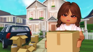 🏠MOVING to BLOXBURG for the FIRST TIME  Episode 1🍓 [upl. by Reidid]