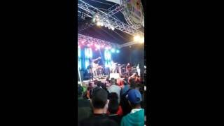 Rasta Chinela  Vocalista é agredida em palco com bebida no rosto [upl. by Yrellam]